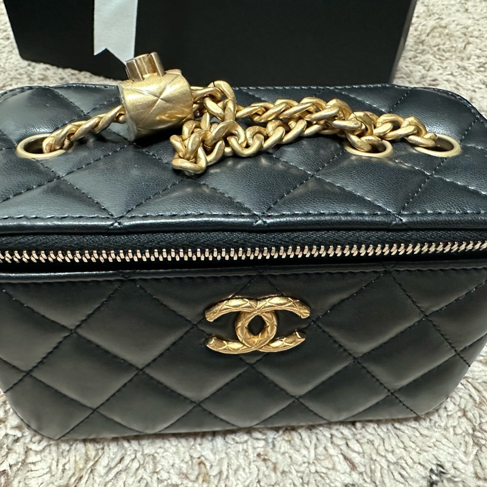 Rare Chanel vanity Bag 2022 - Picture 3 of 6